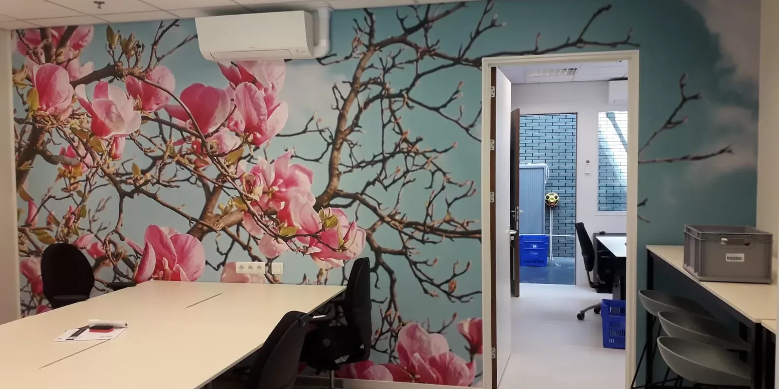 Wandvisual met roze bloesem